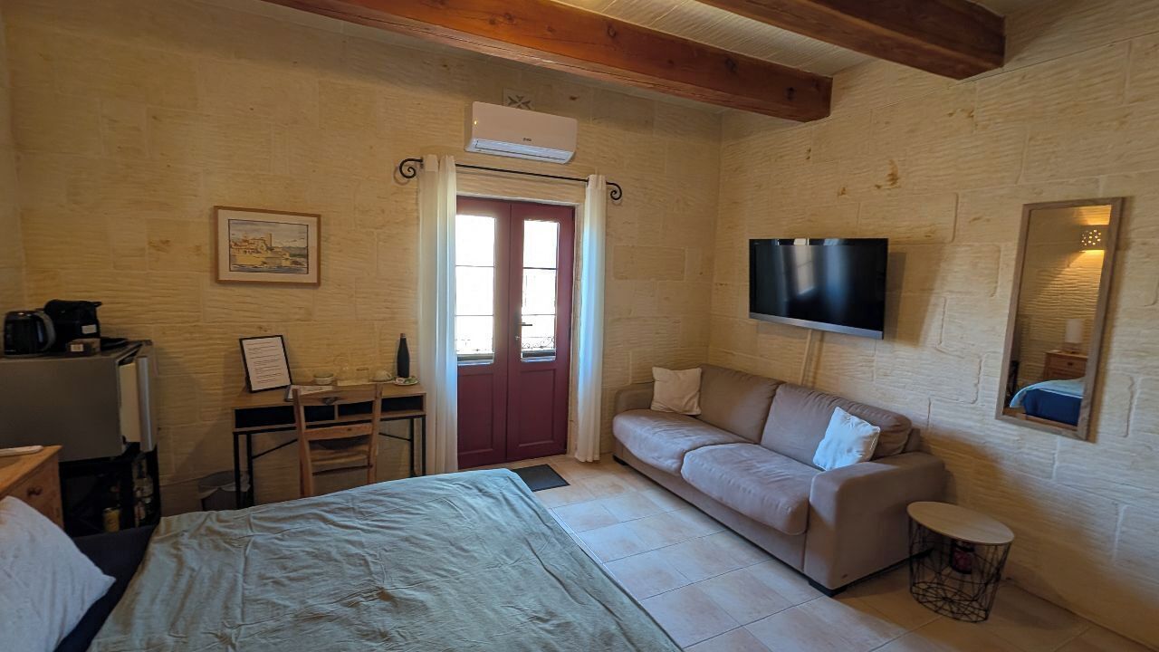 Classic Double Room, Balcony | Living area | 48-inch flat-screen TV with digital channels, Netflix, pay movies