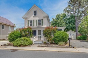 A two-story house with a front porch, a mailbox, and a small shed. - Incredible Screened Porch - Stay with Seaside Vacations! (Chincoteague Island)