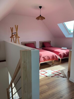 2 bedrooms, iron/ironing board, travel crib, free WiFi - Tiig Jade - Charming cottage with private courtyard - Morbihan (Pluvigner)