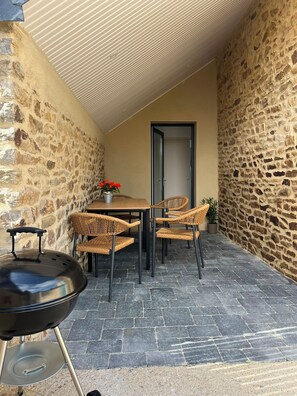 Outdoor dining - Vrbo Property (Pluvigner)