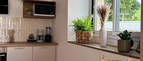 Fridge, microwave, oven, stovetop