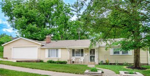 Exterior - Dover Den in the Bend - Hot Tub and Pet Friendly! (South Bend)