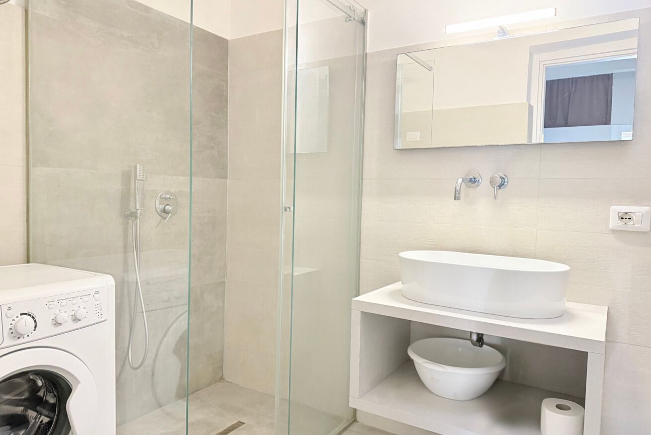 Shower, bidet, towels