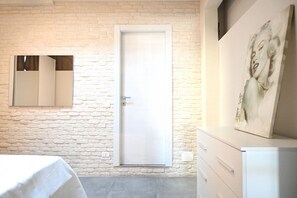 Room - P100 - Porto Recanati, new centrally located two-room apartment with parking space (Porto Recanati)