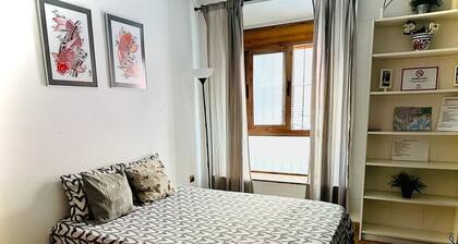 Welcoming 2-bedroom studio with AC in Malaga city center