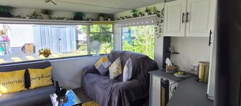 EXCLUSIVE MOBILE HOME
BASED IN COUNTRYSIDE BUT CLOSE TO AIRPORT AND TOWNS