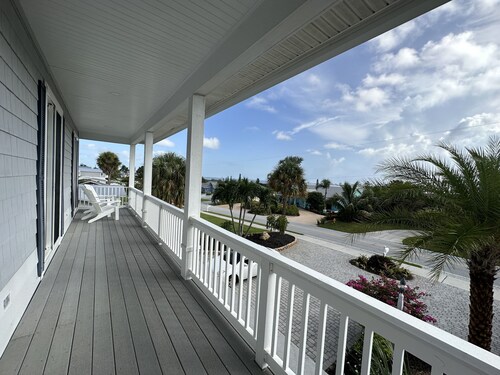 Skyline Surf View Villa Minutes to Downtown Jensen Beach and Local Beaches