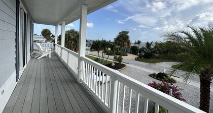 Skyline Surf View Villa Minutes to Downtown Jensen Beach and Local Beaches