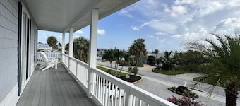 Skyline Surf View Villa Minutes to Downtown Jensen Beach and Local Beaches