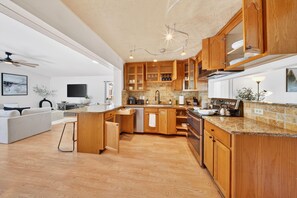 Fridge, microwave, oven, stovetop - Plumeria Palms - Pool + Bike to Barefoot Beach (Bonita Springs)