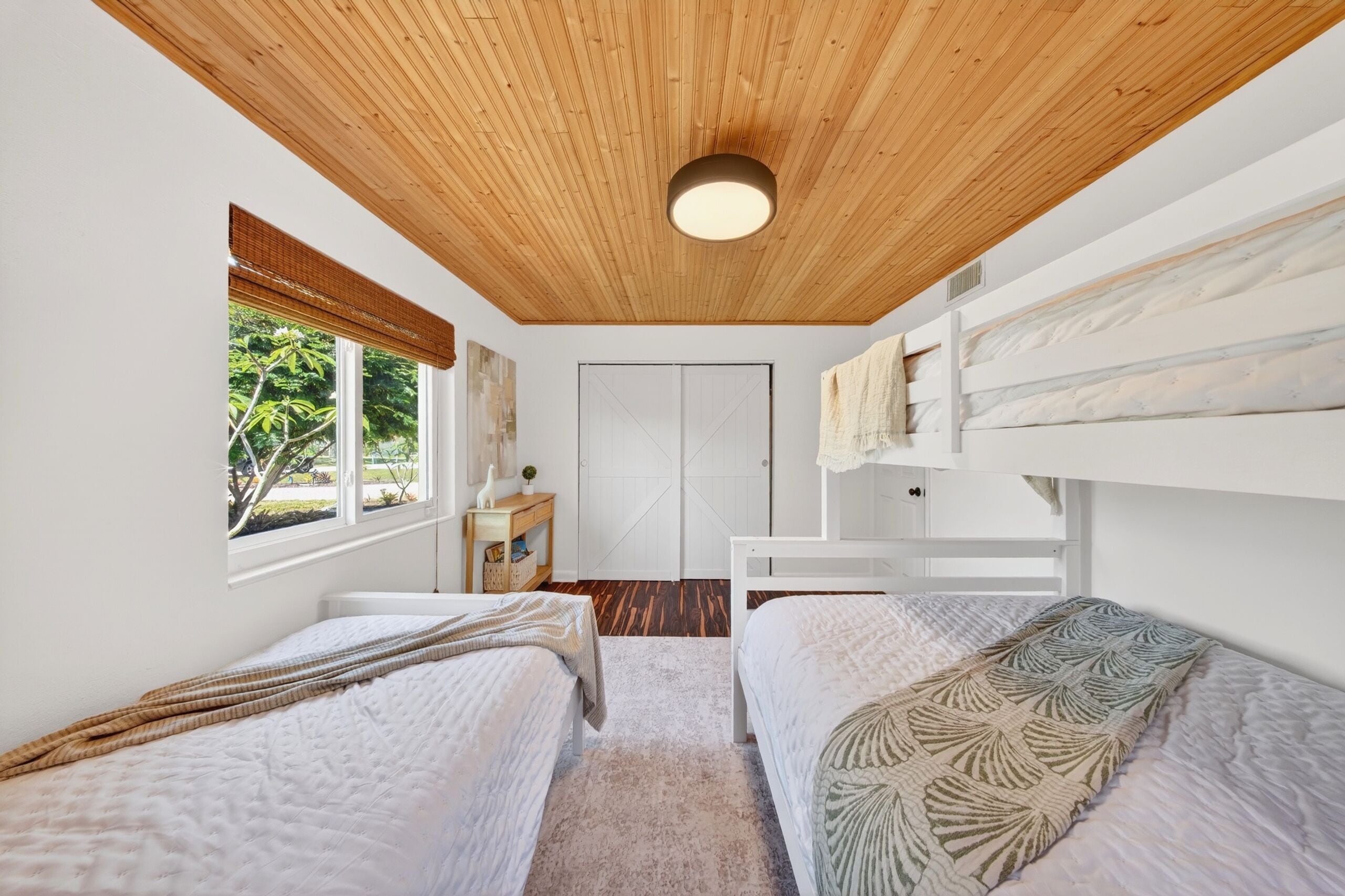 3 Schlafzimmer, Schreibtisch, Bügeleisen/Bügelbrett, Reisekinderbett