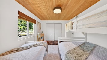 3 Schlafzimmer, Schreibtisch, Bügeleisen/Bügelbrett, Reisekinderbett
