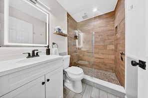 Shower, hair dryer, towels, soap - Plumeria Palms - Pool + Bike to Barefoot Beach (Bonita Springs)