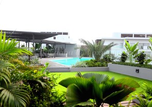 Outdoor pool - Cozy 1-bedroom apartment in charming Accra with AC and gym (Accra)