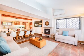 TV - Luxury retreat w/ heatable pool & jacuzzi (Albufeira)