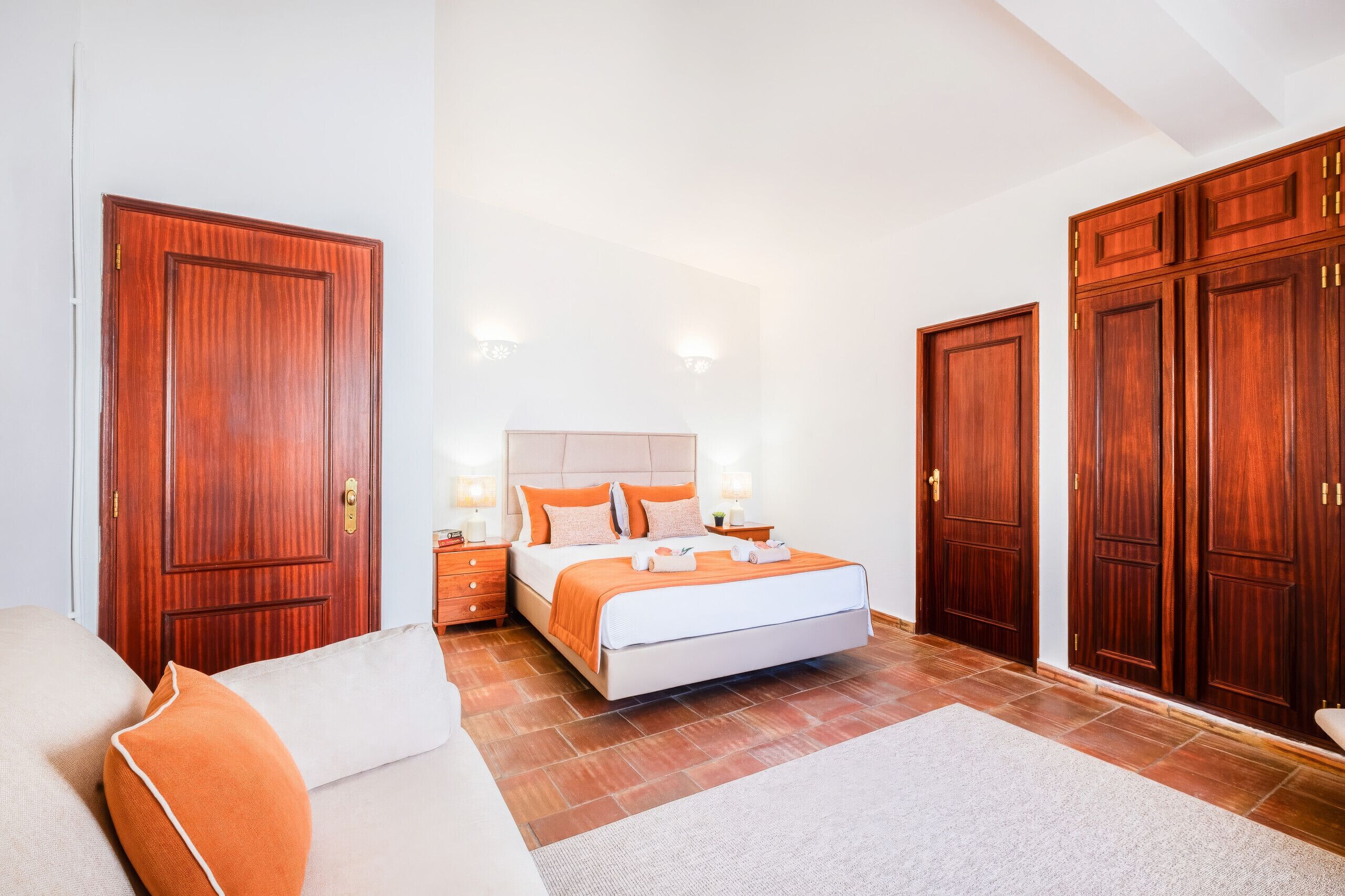 4 bedrooms, iron/ironing board, WiFi (free), bed sheets