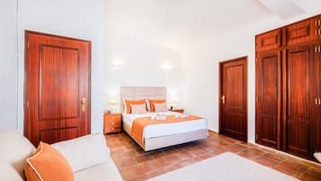 4 bedrooms, iron/ironing board, WiFi (free), bed sheets