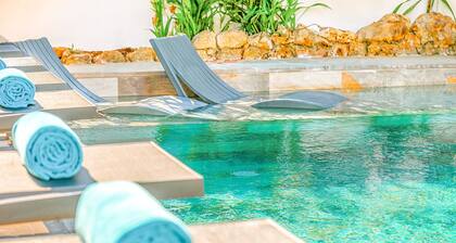 Luxury retreat w/ heatable pool & jacuzzi