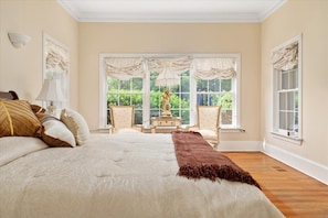 4 bedrooms, iron/ironing board, WiFi, bed sheets -     Your Private Vineyard Retreat Awaits. (Winchester)
