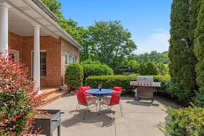 Outdoor dining -     Your Private Vineyard Retreat Awaits. (Winchester)