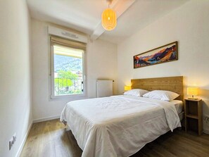 Tabla de planchar con plancha, wifi y ropa de cama 