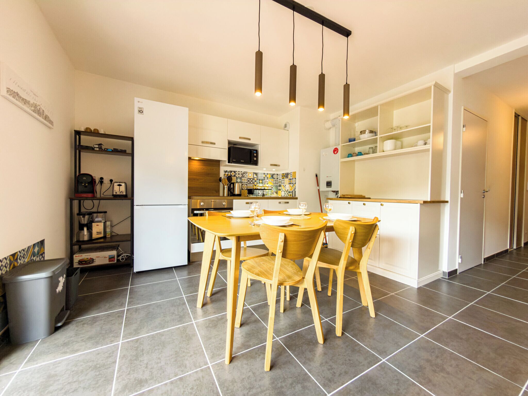 Coffee/tea maker, fridge, microwave, oven