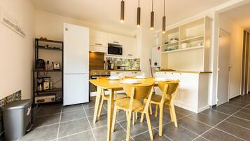 Coffee/tea maker, fridge, microwave, oven