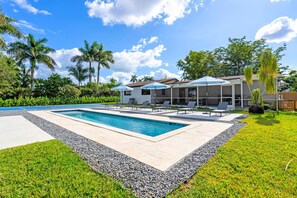 Outdoor pool - 4 Bdr Spacious Miami Pool Home with Pickleball & Outdoor Fun in Biscayne River (Miami)