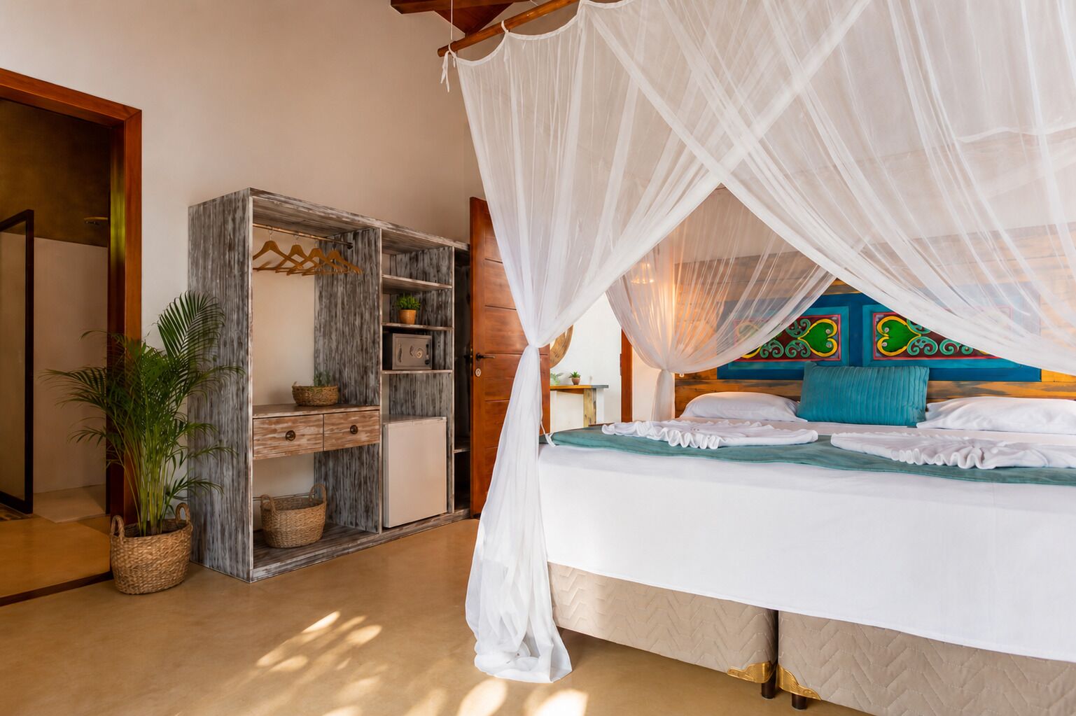 Comfort suite, uitzicht op tuin | Een kluis op de kamer, een bureau, een laptopwerkplek