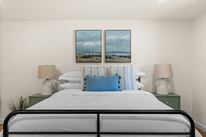 1 bedroom, WiFi, bed sheets, wheelchair access - Hidden Harbor Getaway-Sunrise Views-Private Beach Access (Gig Harbor)