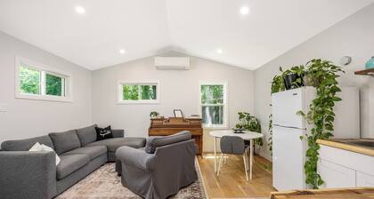 Bright apartment near Georgetown Marketplace