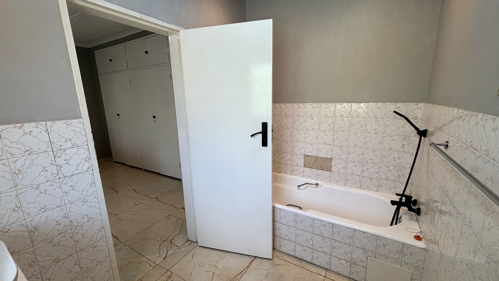 Quarto luxo | Banheiro | Chinelos, toalhas de banho, sabonete, papel higiênico