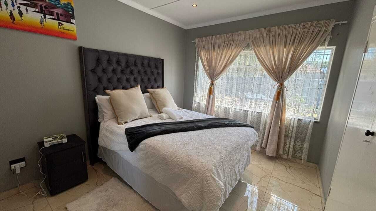 Standard Room | Desk, blackout drapes, soundproofing, free WiFi