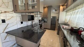 Quarto standard | Cozinha privada | Micro-ondas, fogão, cooktop, lava-louças