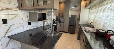 Standard Room | Private kitchen | Microwave, oven, stovetop, dishwasher