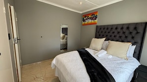 Desk, blackout curtains, soundproofing, free WiFi - Bella Vista Airbnb (Edenvale)