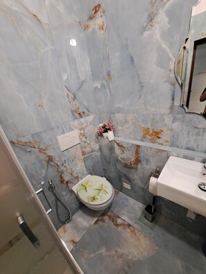 Dusche, Haartrockner, Handtücher, Seife
