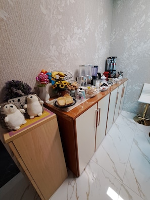 A kitchen counter with a fruit basket, a coffee machine, and a blender. - GARDEN cozy family room with children's games in the garden (Milano)