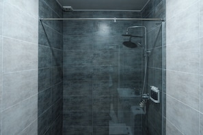 Shower, hair dryer, slippers, towels - Gulshan Hotel (Urgench)
