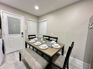 Dining - Walk to Dallas FIFA Stadium 4BR Sleeps 10 (Arlington)