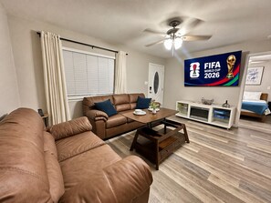 Living area - Walk to Dallas FIFA Stadium 4BR Sleeps 10 (Arlington)