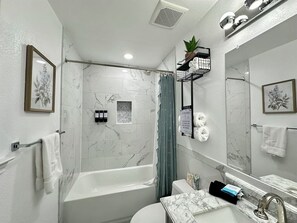 Hair dryer, towels, soap, toilet paper - Walk to Dallas FIFA Stadium 4BR Sleeps 10 (Arlington)