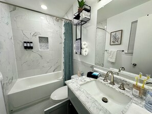 Hair dryer, towels, soap, toilet paper - Walk to Dallas FIFA Stadium 4BR Sleeps 10 (Arlington)