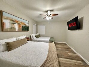 Iron/ironing board, WiFi, bed sheets - Walk to Dallas FIFA Stadium 4BR Sleeps 10 (Arlington)