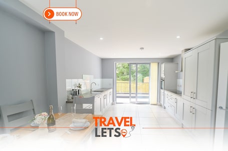 専用キッチン. 3 Bedroom Duplex By Travel Lets Short Term Rental Agency Donegal Town