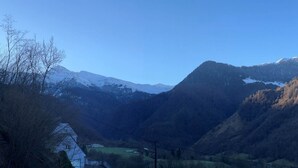 A mountainous landscape with a clear sky. - Rental: Gazost Fountains (Gazost)