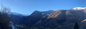 A mountainous landscape with a clear sky. - Rental: Gazost Fountains (Gazost)
