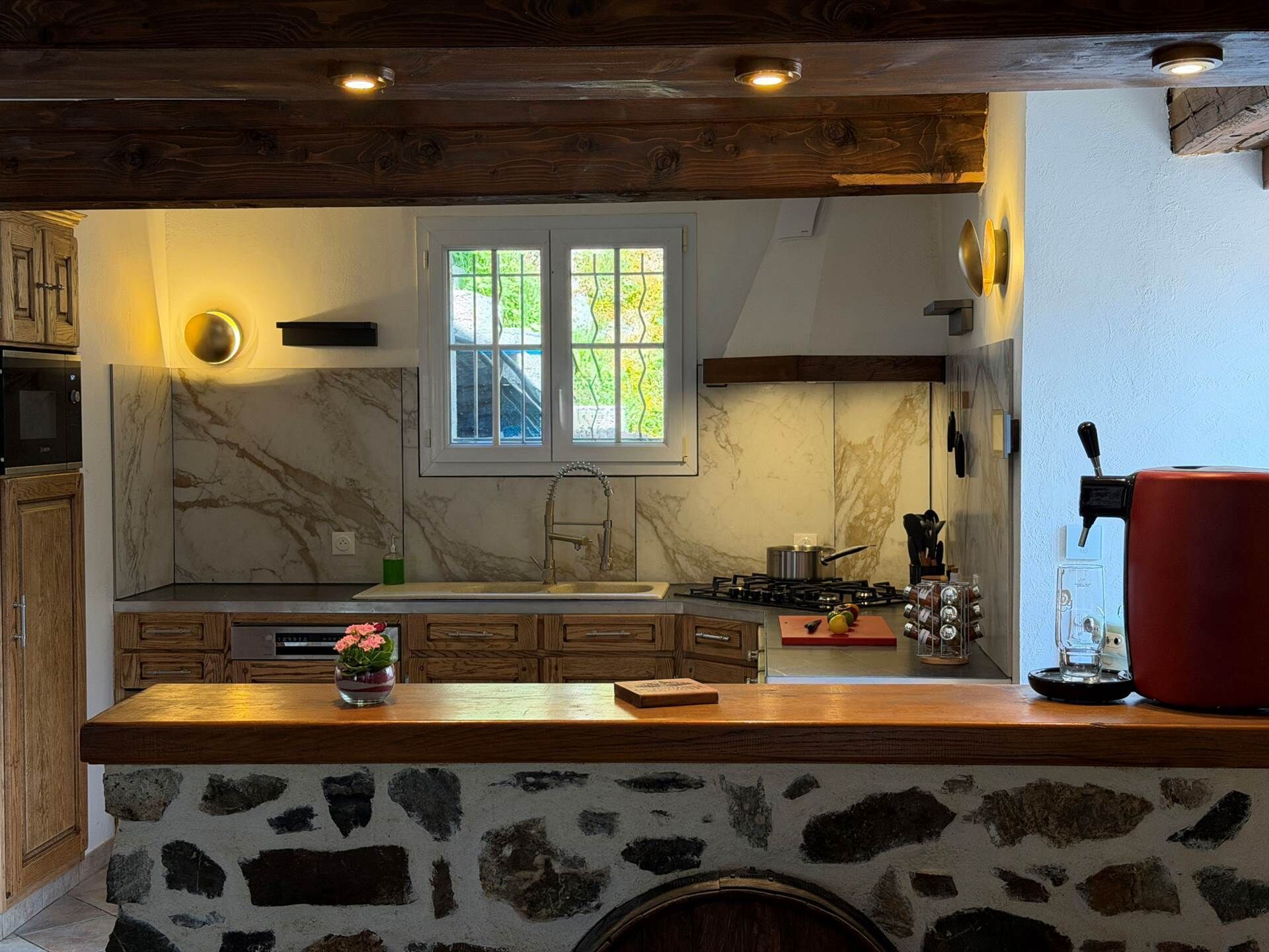 Coffee/tea maker, fridge, microwave, oven