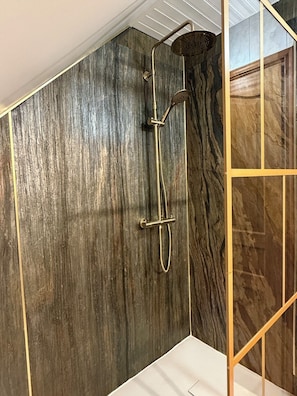Shower, hair dryer, towels, soap - 8-11 person rental in the heart of the Pyrenees (Gazost)