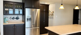 Hummingbird House: Relax and Connect in a Large Private Lakefront Home Sleeps 20